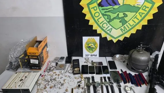 Suspeitos de roubar correntes são presos após tentar jogar objetos pela janela em Curitiba