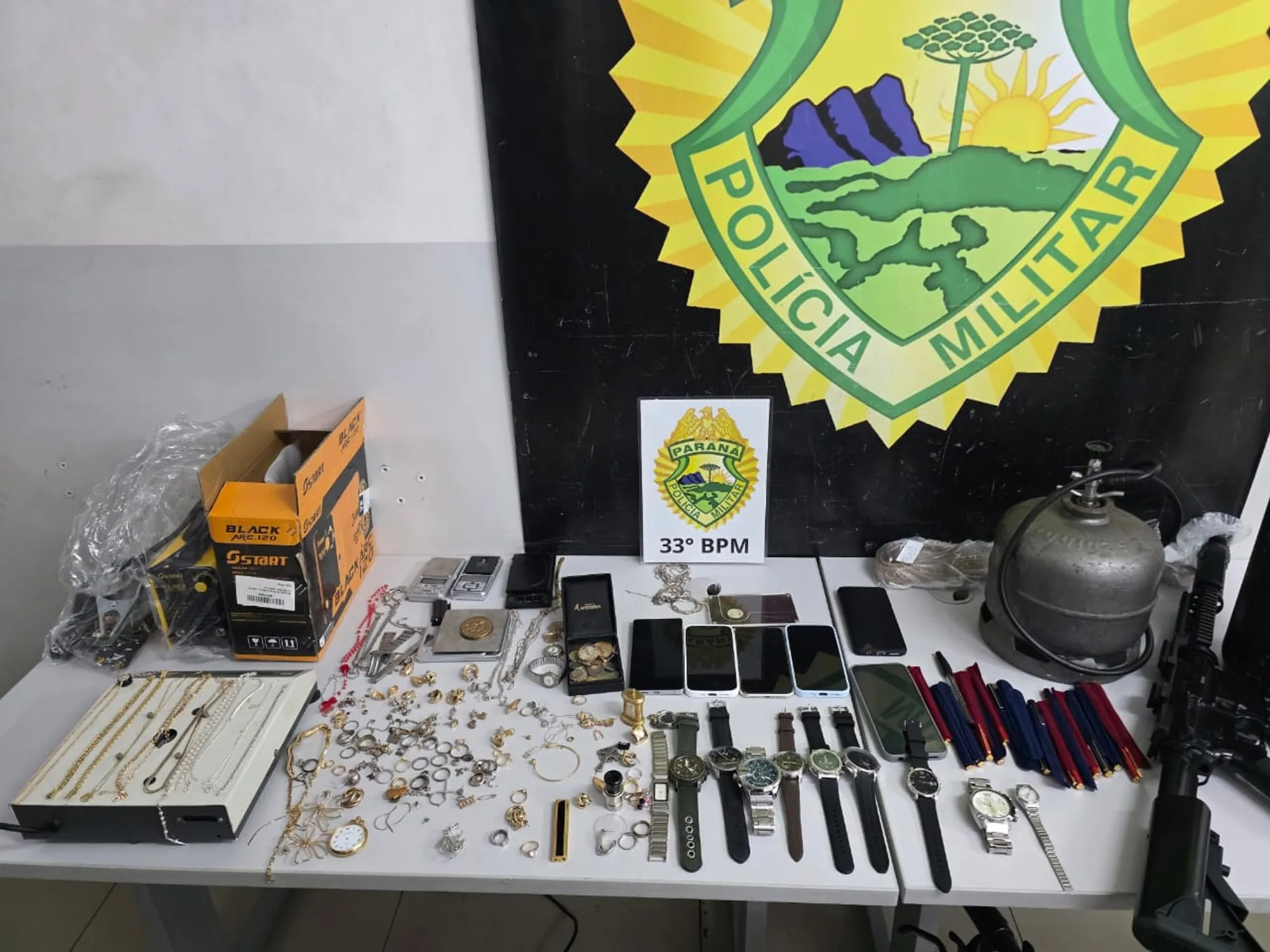 PM prende quatro suspeitos de roubo de correntes no Centro de Curitiba