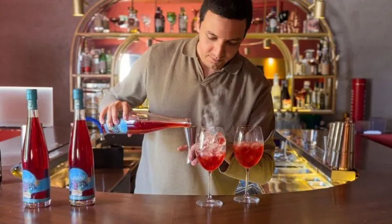 drink autoral de Curitiba / bartender Augusto Saiger atrás do balcão de bebidas preparando um drink