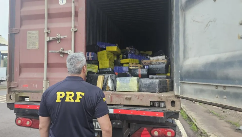 PRF apreende 6,4 toneladas de maconha em contêiner de caminhão na BR-163 em Guaíra. Foto: PRF/Divulgação