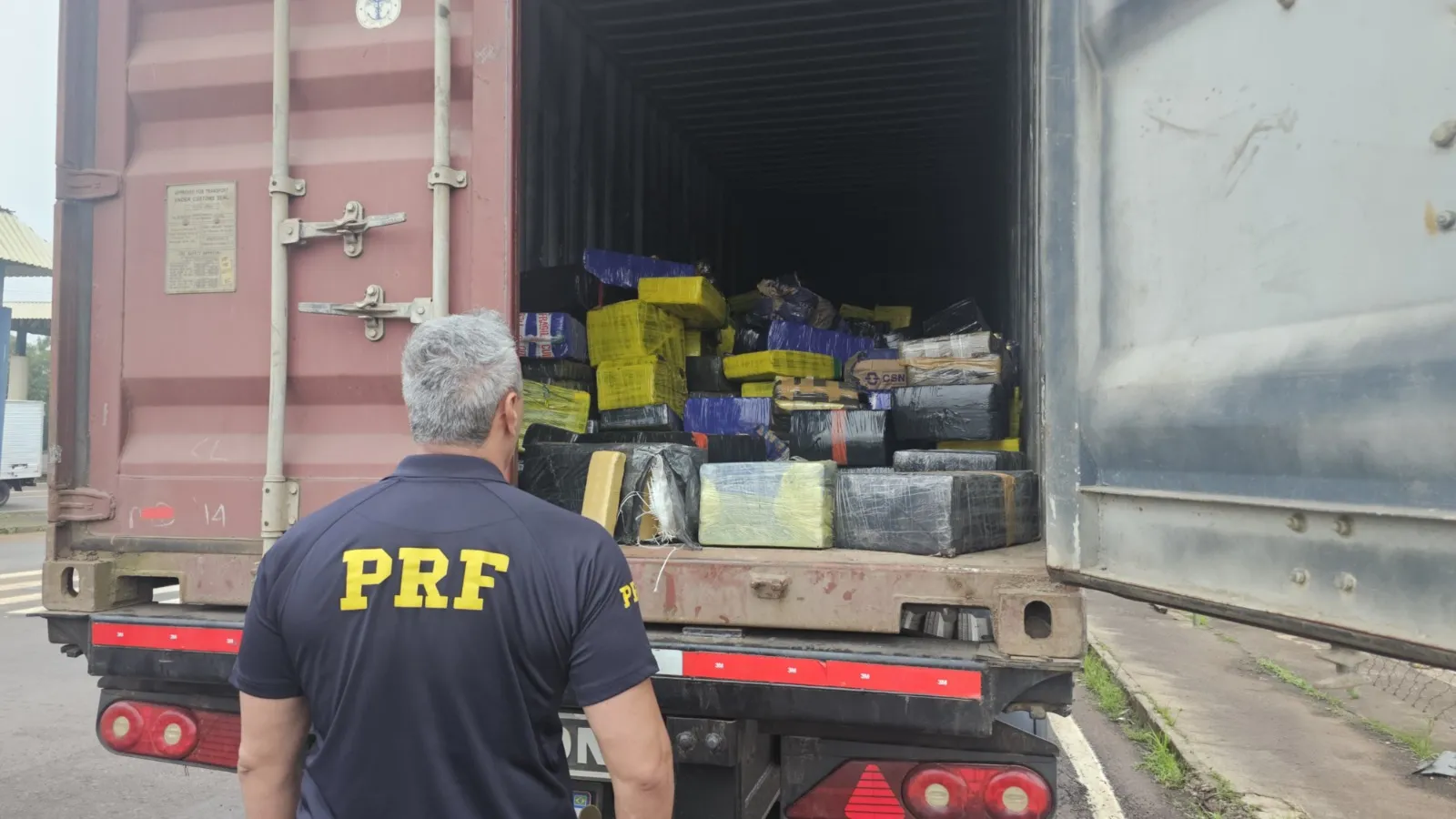 PRF apreende 6,4 toneladas de maconha em contêiner de caminhão na BR-163 em Guaíra. Foto: PRF/Divulgação