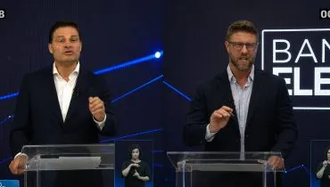 Sandro Alex (PSD) e Requião Filho (PDT) durante o debate realizado pela TV Bandeirante na noite deste domingo (9). Foto: Reprodução/Band