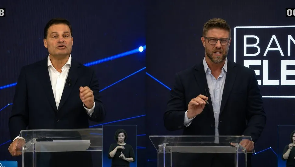Sandro Alex (PSD) e Requião Filho (PDT) durante o debate realizado pela TV Bandeirante na noite deste domingo (9). Foto: Reprodução/Band
