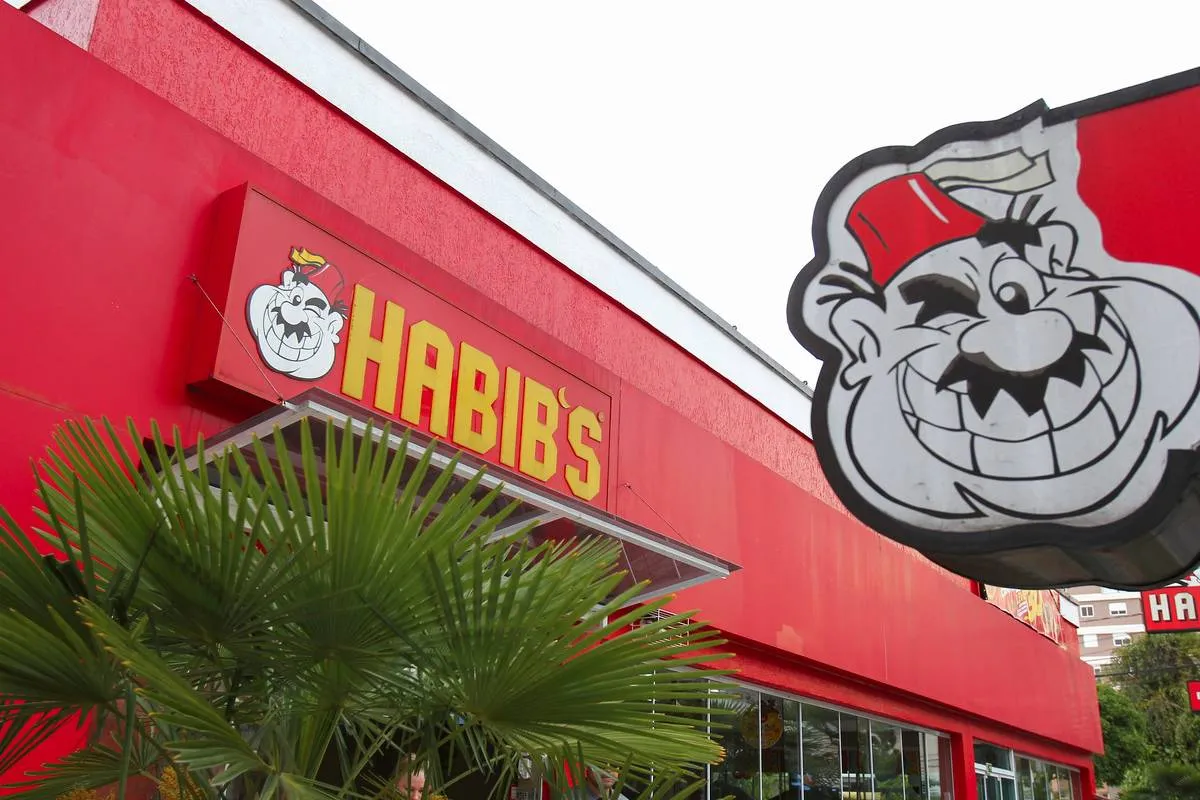 Imagem mostra a fachada de uma unidade do Habib´s em Curitiba.,