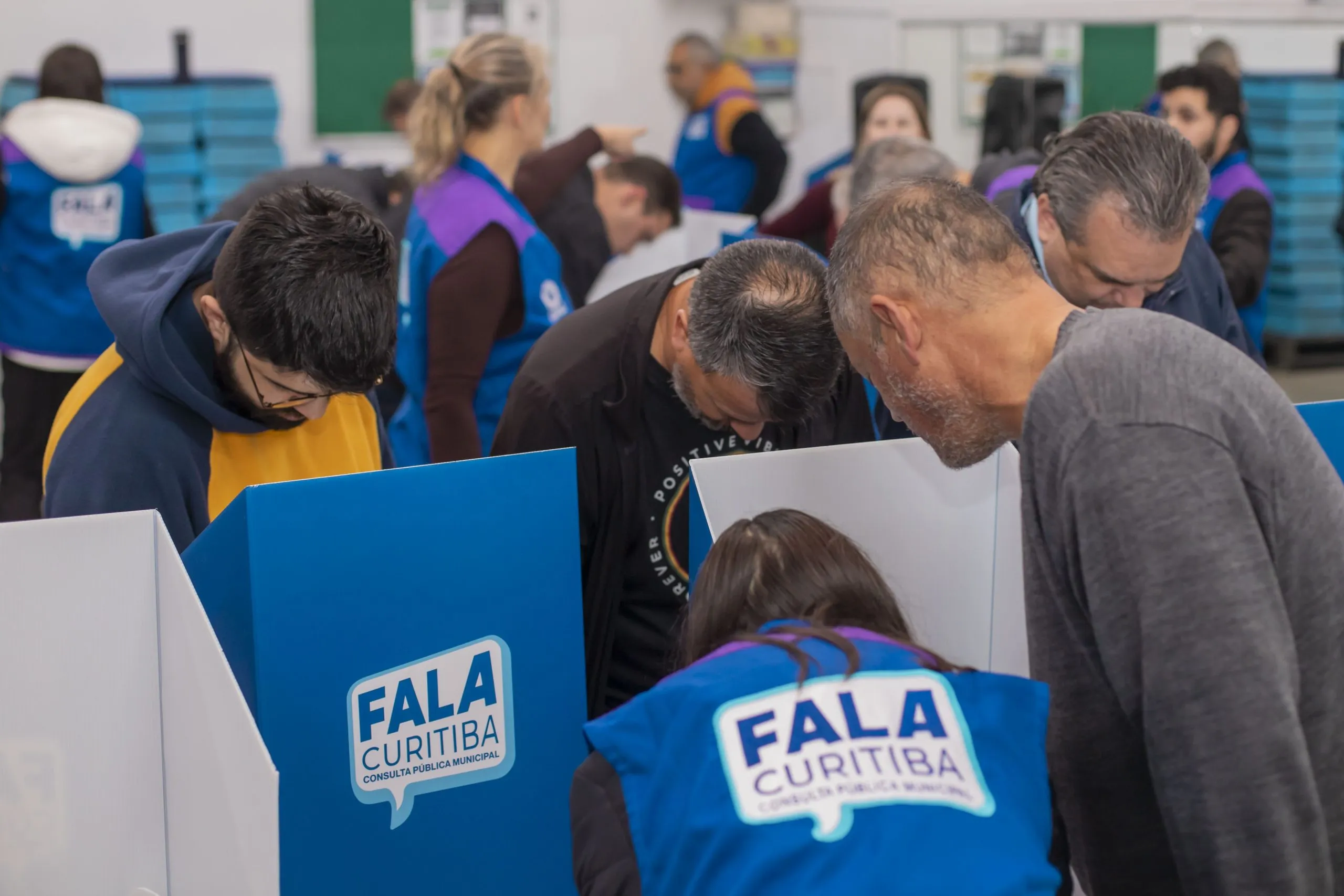 A imagem mostra pessoas votando prioridades para o orçamento na Rua da Cidadania Boa Vista.