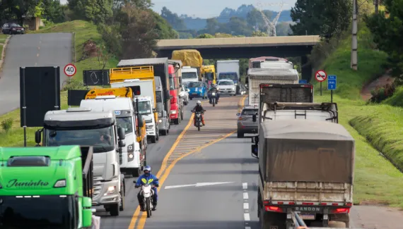 Caminhões nas estradas do Paraná: um sinistro a cada 3 horas em 2026