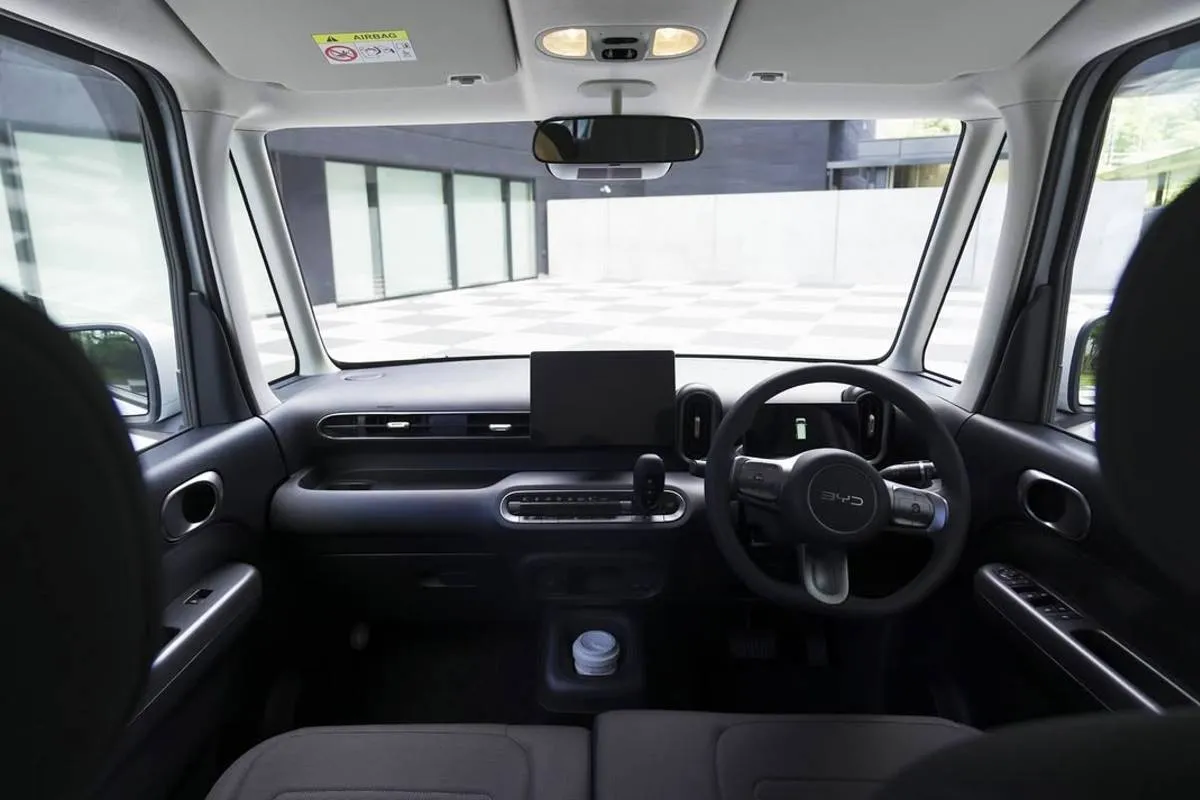 Imagem mostra a interna do novo BYD Racco. Detalhe para o volante e cluster com tela de 10 polegadas.