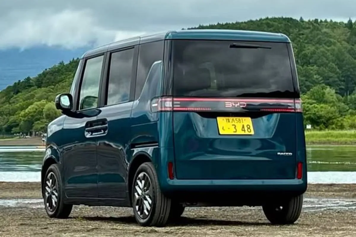 Imagem mostra a parte externa do novo BYD Racco na cor verde. No detalhe a traseira do Key Car, com logo d BYD e grande tampa traseira com placa amarela, típica do Japão.