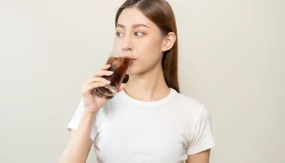5 bebidas que podem favorecer a formação de pedras nos rins