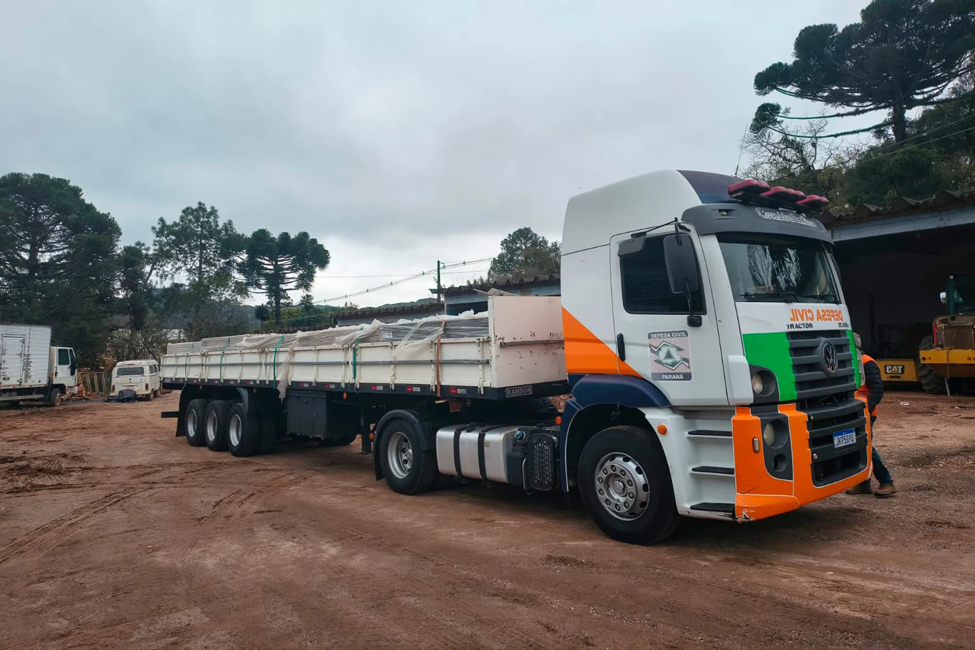 Defesa Civil envia 2.600 telhas para imóveis danificados pelo tornado em Piraí do Sul