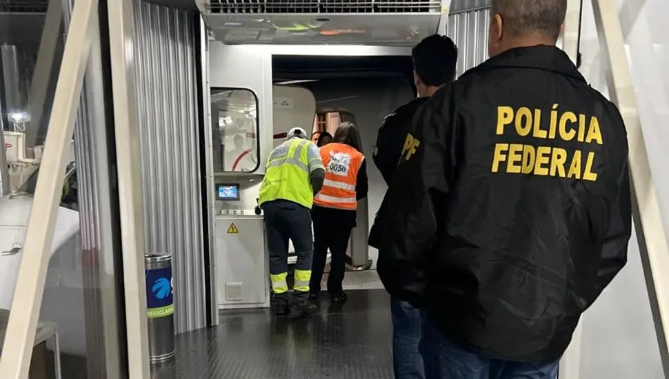 A imagem mostra a chegada da Polícia Federal para atender a ocorrência no avião