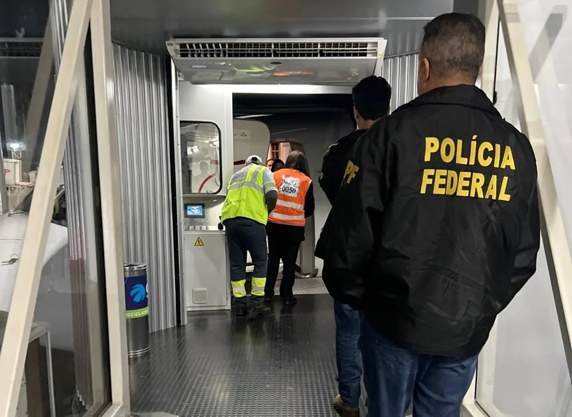 A imagem mostra a chegada da Polícia Federal para atender a ocorrência no avião
