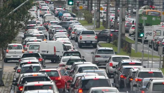 Adesivo eleitoral no carro pode afetar cobertura do seguro; entenda