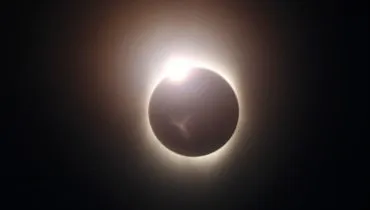 Imagem mostra um registro de um eclipse solar total, com a Lua tampando por completo o sol visto da Terra.