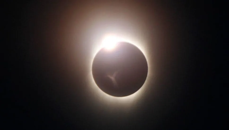 Imagem mostra um registro de um eclipse solar total, com a Lua tampando por completo o sol visto da Terra.