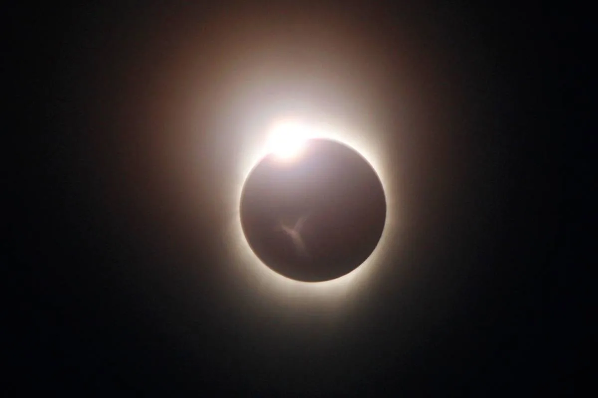 Imagem mostra um registro de um eclipse solar total, com a Lua tampando por completo o sol visto da Terra.
