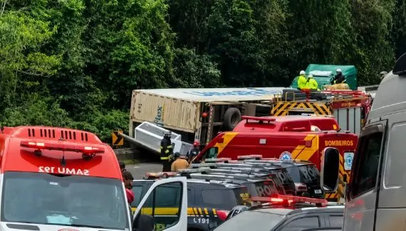 Estradas do Paraná hoje: caminhão tomba, saqueadores agem e trecho da BR-277 vira o caos