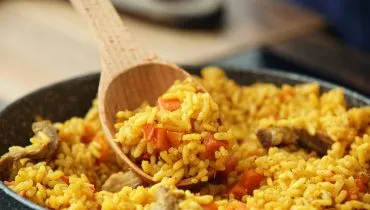 Arroz de cupim preparado na panela de pressão, com carne desfiada e queijo provolone ralado