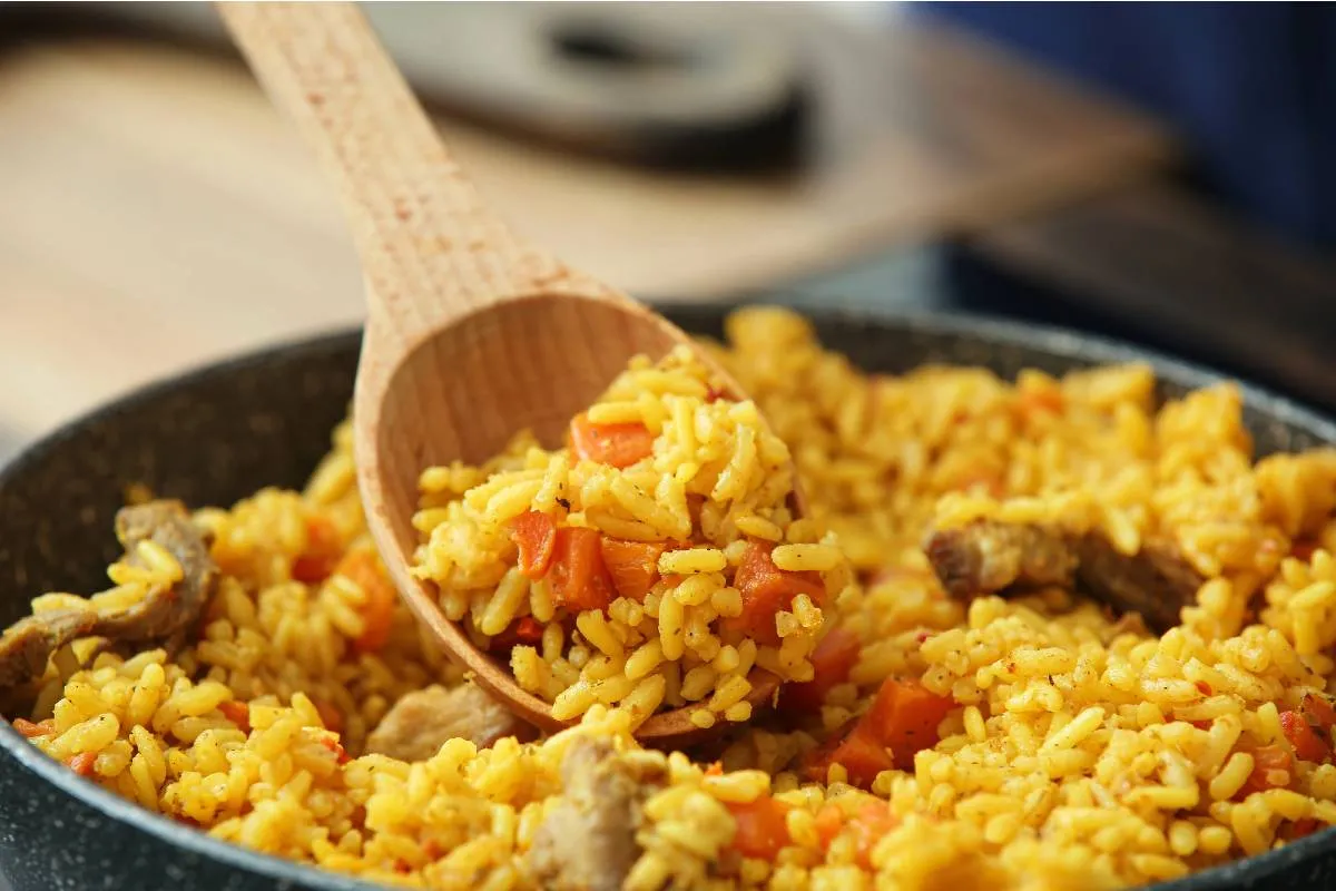 Arroz de cupim preparado na panela de pressão, com carne desfiada e queijo provolone ralado