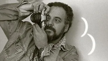 Nego Miranda ganha acervo digital com 1.800 fotografias / homem fazendo foto com máquina analógica