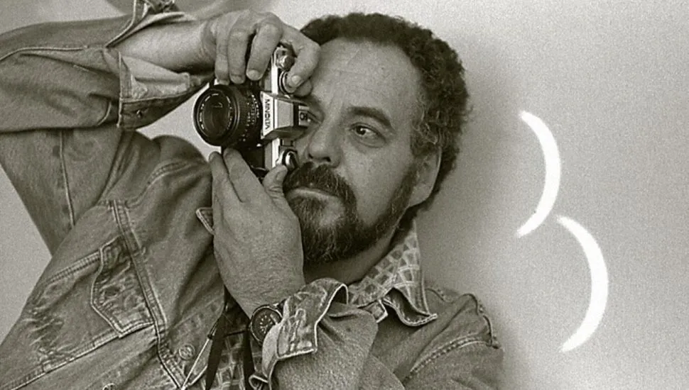 Nego Miranda ganha acervo digital com 1.800 fotografias / homem fazendo foto com máquina analógica