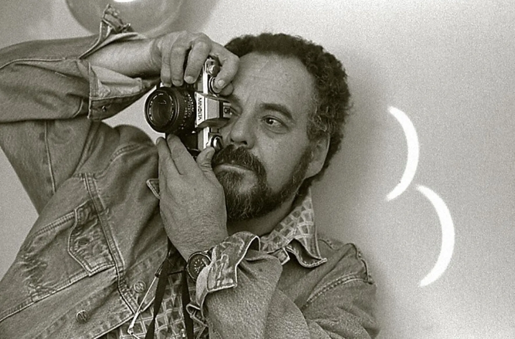 Nego Miranda ganha acervo digital com 1.800 fotografias / homem fazendo foto com máquina analógica