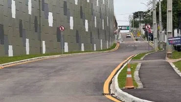 Trânsito em Curitiba: rua bloqueada, sinal quebrado e novo acesso no Tarumã