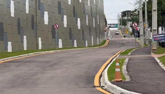Trânsito em Curitiba: rua bloqueada, sinal quebrado e novo acesso no Tarumã