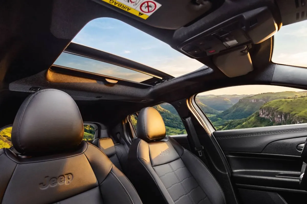 Imagem mostra o novo Jeep Avenger. Detalhe para a interna da versão Limited com teto solar.