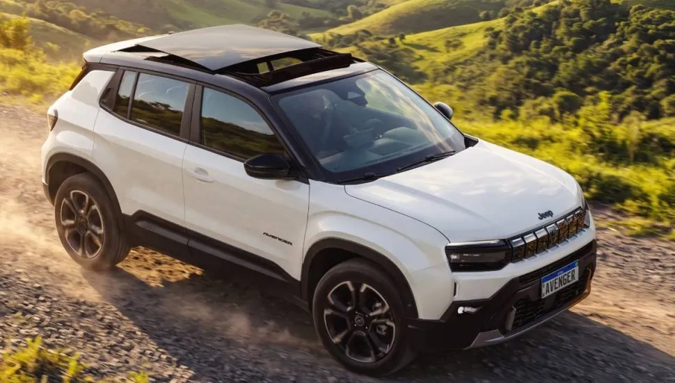 Imagem mostra o novo Jeep Avenger. Detalhe para o teto solar e a dianteira da versão Limited com teto solar,