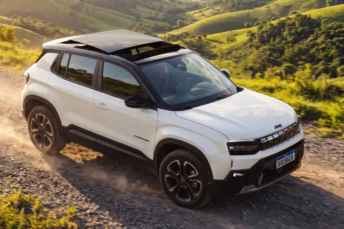 Imagem mostra o novo Jeep Avenger. Detalhe para o teto solar e a dianteira da versão Limited com teto solar,