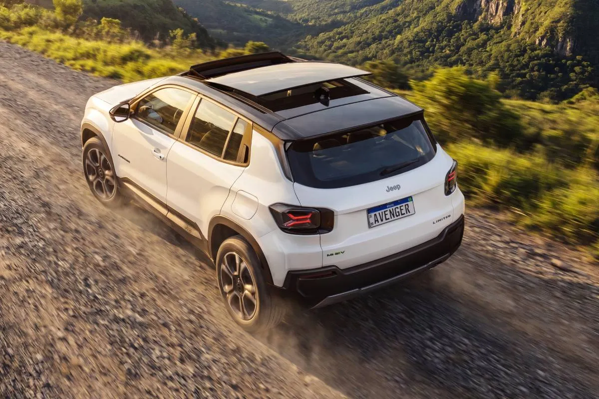 Imagem mostra o novo Jeep Avenger. Detalhe para o teto solar e a traseira da versão Limited com teto solar,