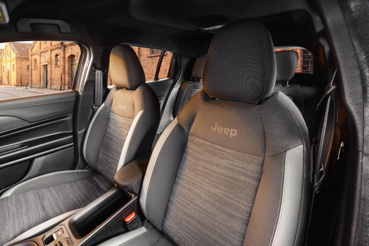 Imagem mostra o novo Jeep Avenger. No detalhe a interna da versão Altitude e os bancos dianteiros.