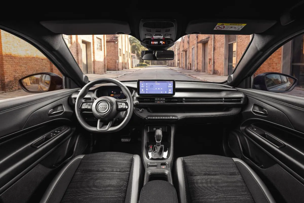 Imagem mostra o novo Jeep Avenger. No detalhe o painel da versão Altitude.