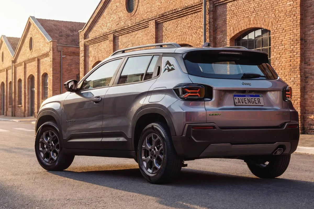 Imagem mostra o novo Jeep Avenger. Detalhe mostra a traseira da versão de entrada na cor cinza.