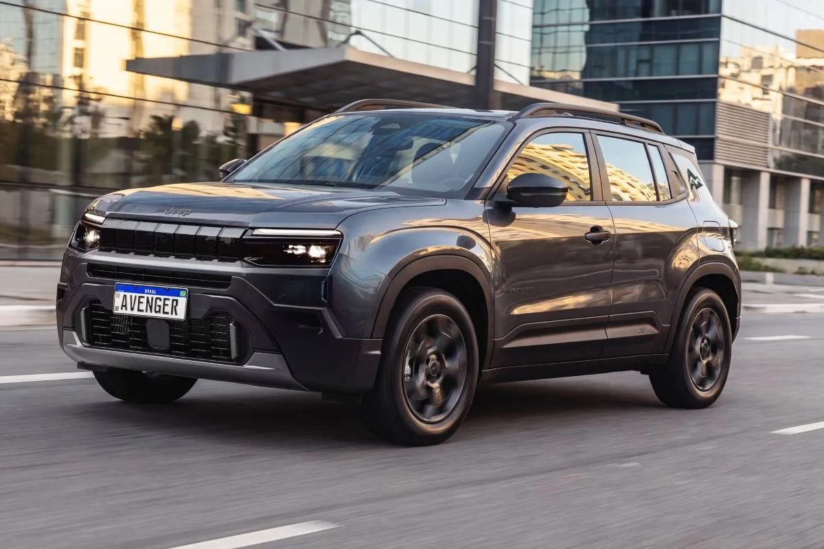 Imagem mostra o novo Jeep Avenger. Detalhe mostra a grade frontal da versão altitude, de entrada.