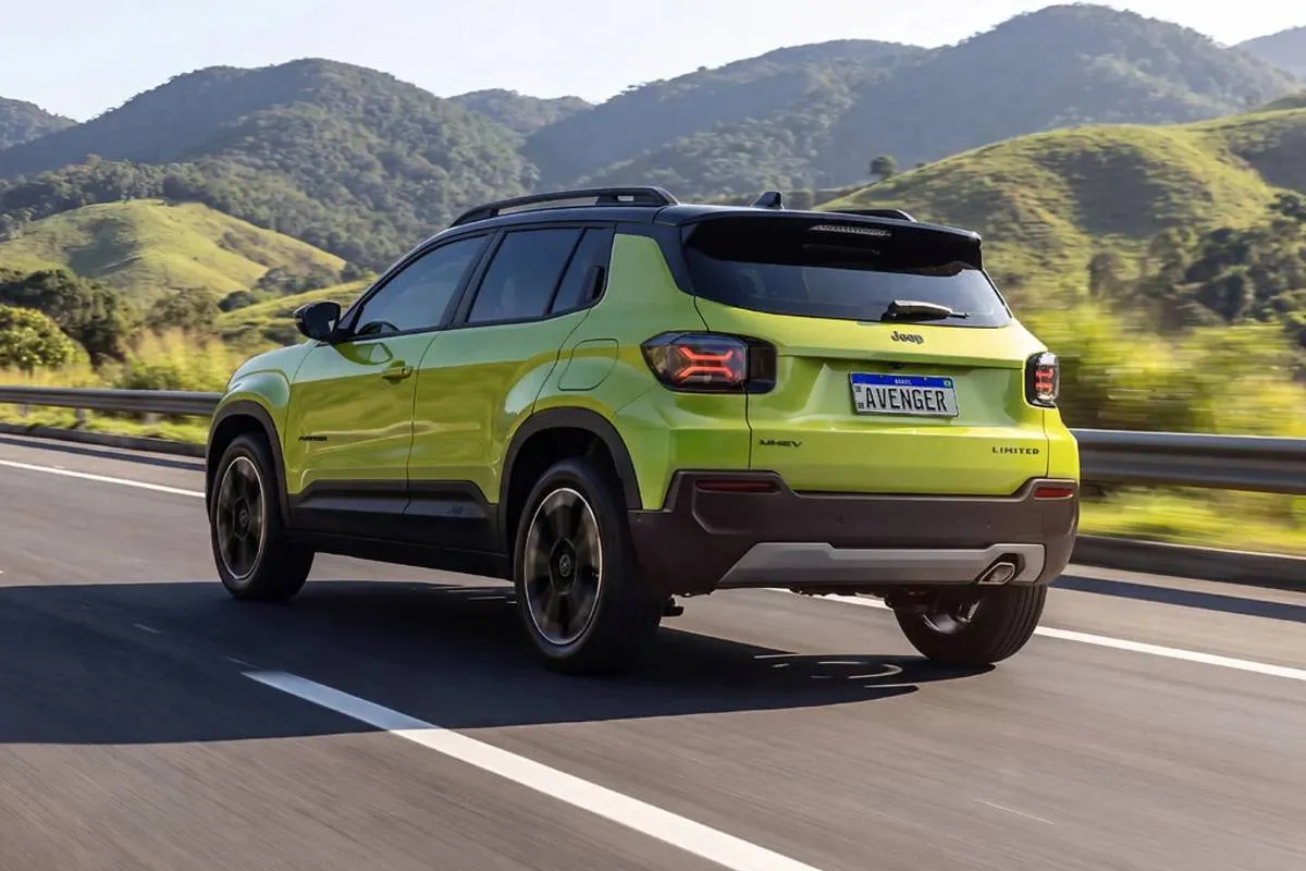 Imagem mostra o novo Jeep Avenger. Detalhe mostra a traseira do lançamento na cor verde