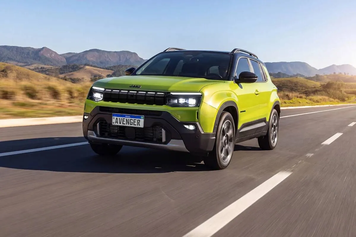 Imagem mostra o novo Jeep Avenger. Detalhe mostra a frente do lançamento na cor verde.