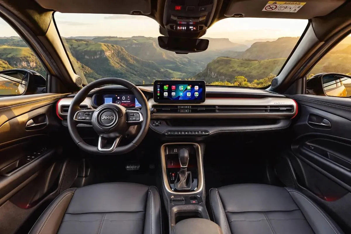 Imagem mostra o novo Jeep Avenger. Detalhe para o cluster e painel do lançamento.