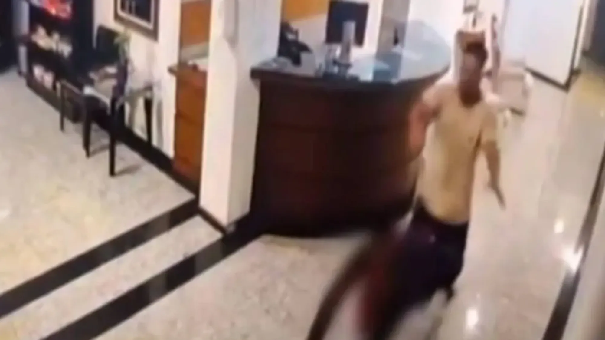 Acusado de atacar recepcionista em hotel de Curitiba vai a júri popular por tentativa de feminicídio