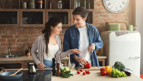 Alimentação sem radicalismo: 7 hábitos possíveis para quem tem rotina corrida