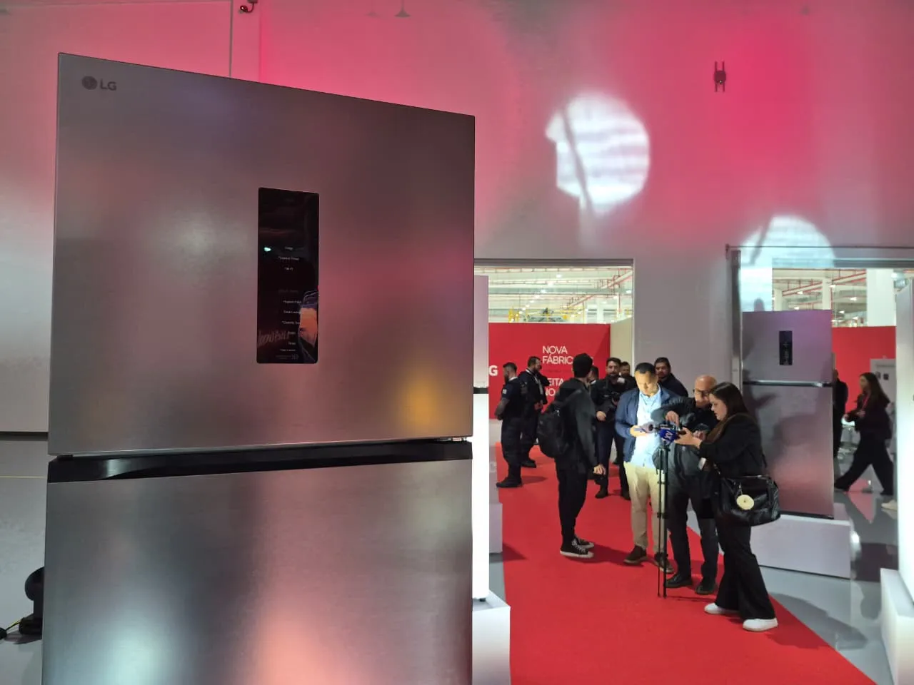 Fábrica LG - geladeiras - exportação / corredor com geladeiras e tapete vermelho no centro