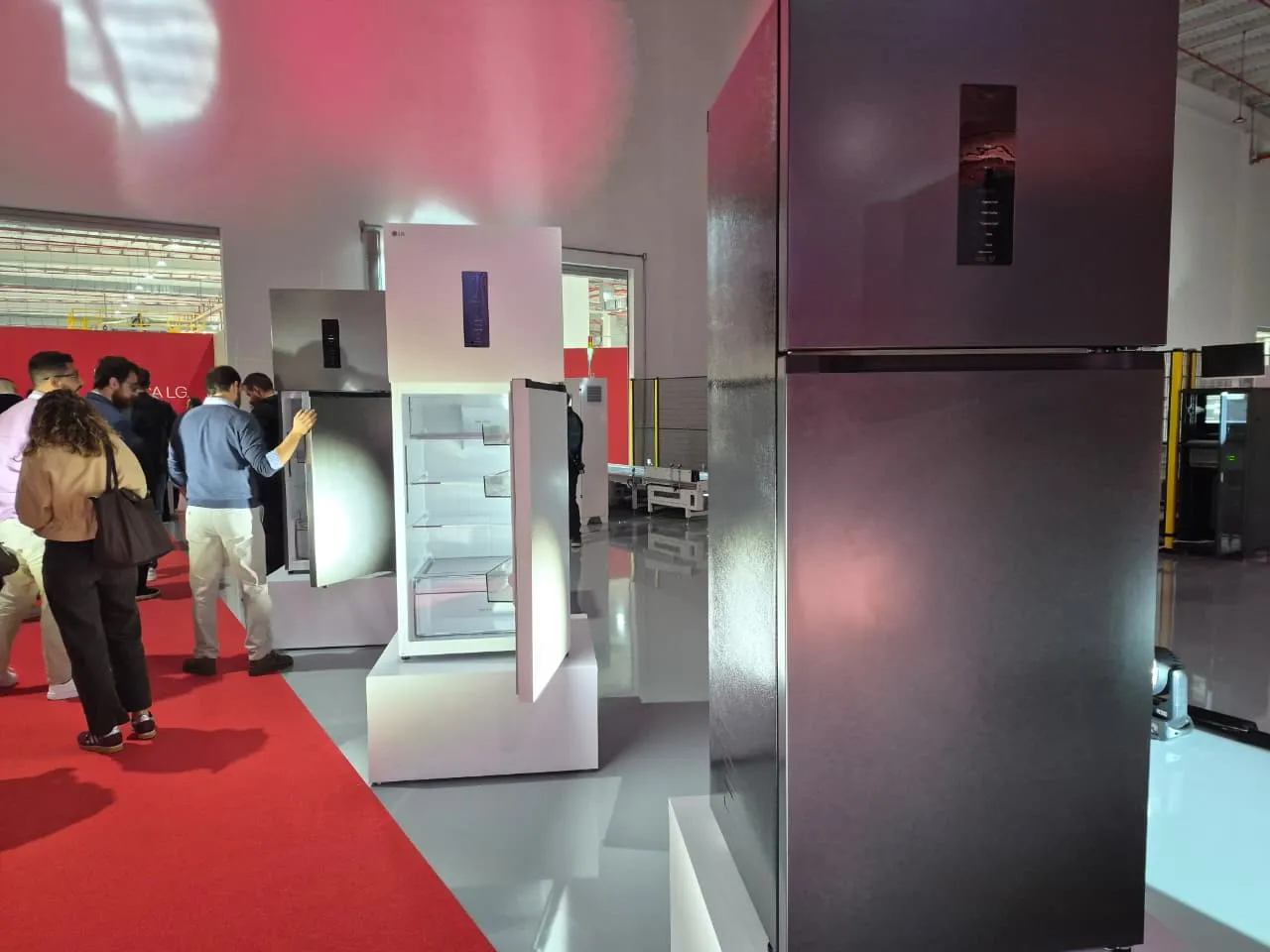 Fábrica LG - geladeiras - exportação / corredor com geladeiras e tapete vermelho no centro
