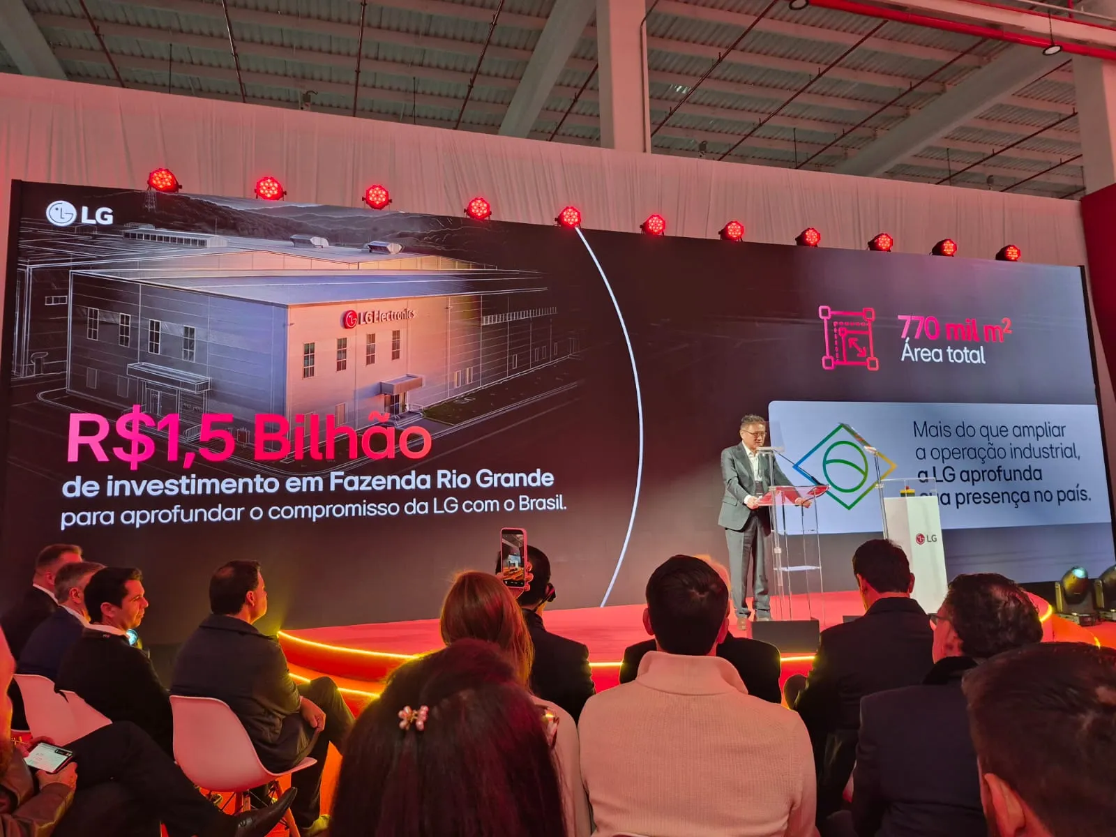 Fábrica LG - geladeiras - exportação / homem discursando em palco