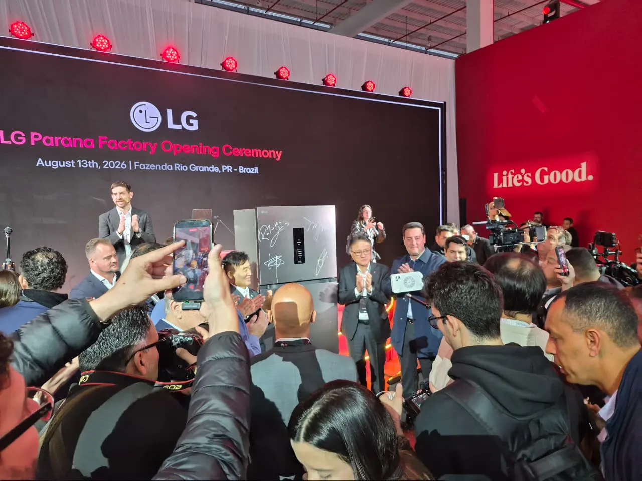 Fábrica LG - geladeiras - exportação / pessoas fazendo brinde em frente ao palco