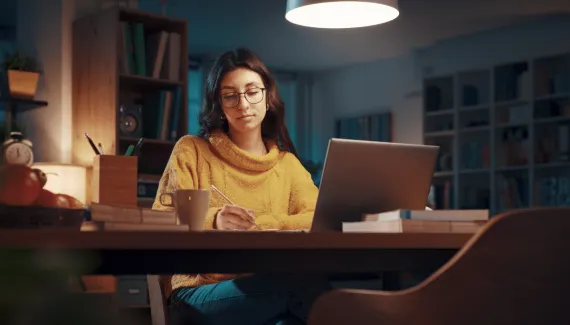 Virar a noite estudando pode fazer você aprender menos: entenda o papel do sono na memória