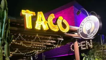 Fachada do Taco El Pancho e Sheridan’s Irish Pub