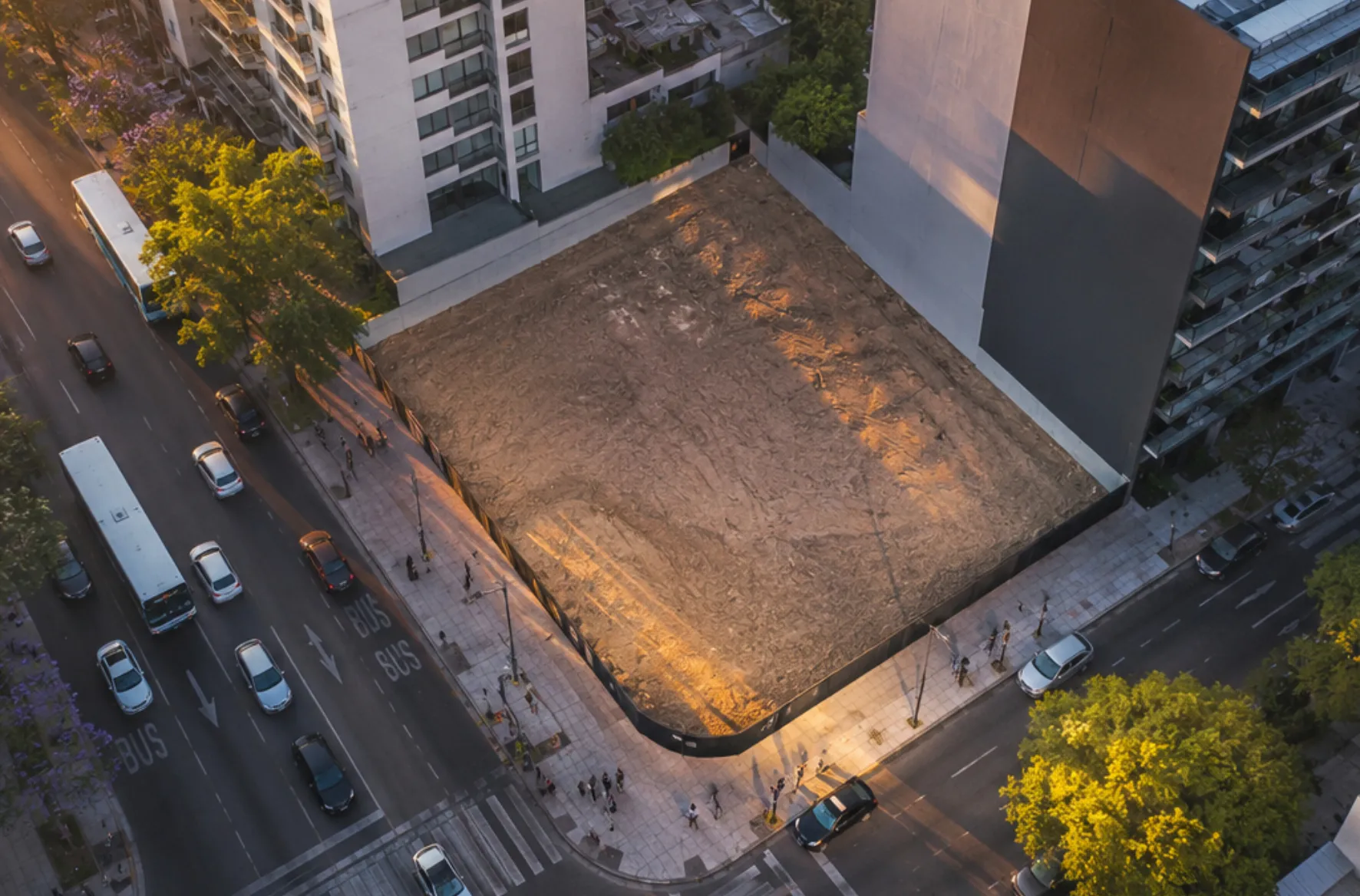 McDonald’s no seu terreno / vista aérea de terreno em esquina movimentada em grande cidade