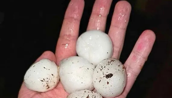 Granizo com pedras gigantes atinge várias cidades do Paraná