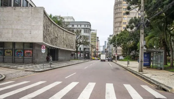 Novo calçadão muda trânsito e itinerário de ônibus no Centro de Curitiba